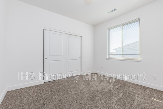 Building Photo - 1127 S Blueberry Pl