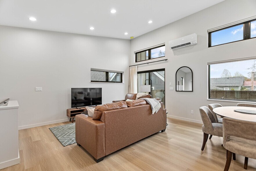 Building Photo - 2517 Vallette St