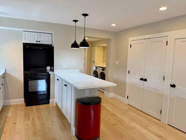 Building Photo - 15 River St