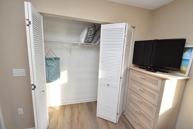 Building Photo - 60 Westover Ln