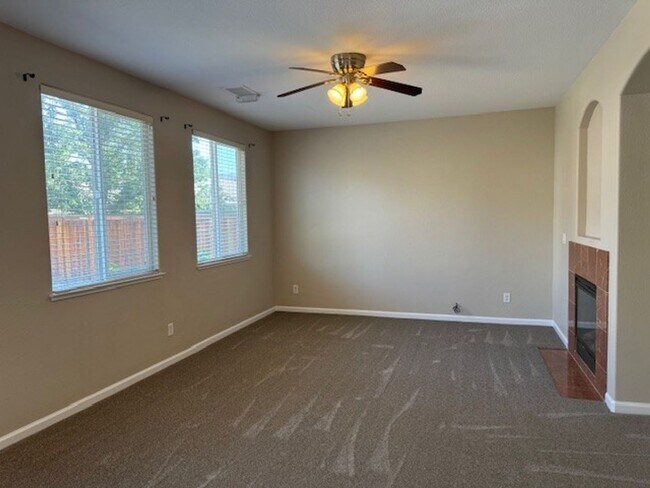 Building Photo - Three Bedroom Damonte Ranch Home