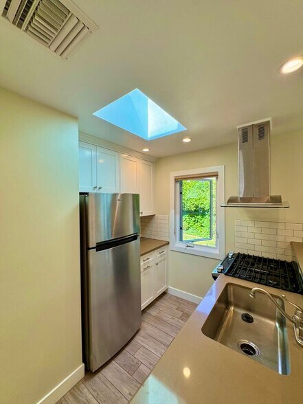 Building Photo - 10740 Aqua Vista St