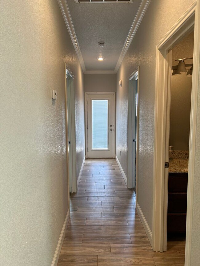 Building Photo - Beautiful Townhome