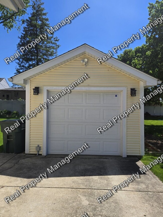 Building Photo - Charming Three Bedroom Ranch