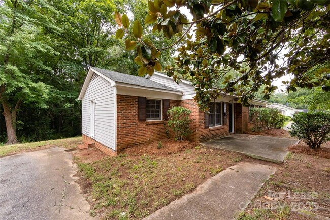 Building Photo - 4713 Belle Plaine Dr