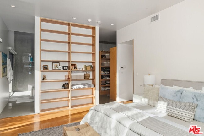 Building Photo - 1849 Fox Hills Dr