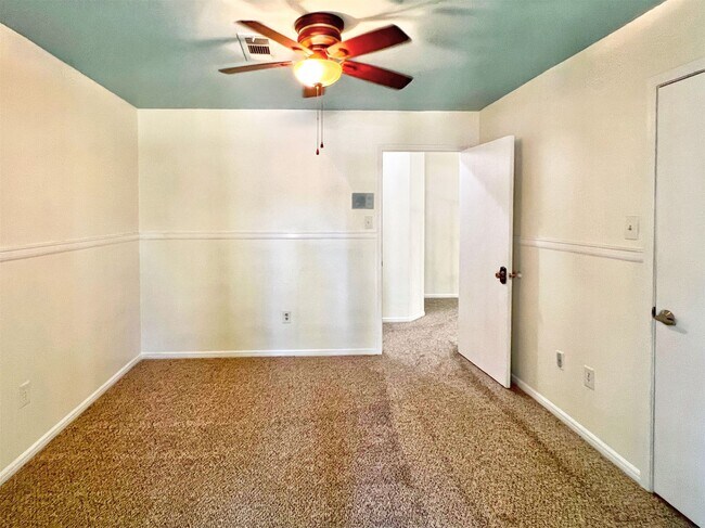 Building Photo - 16902 Summit Oaks Ln