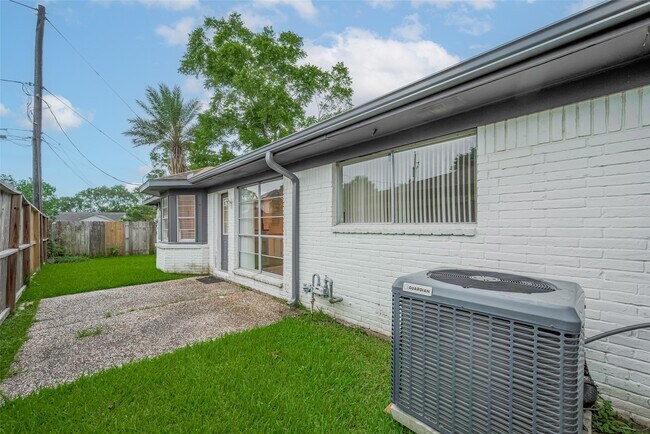 Building Photo - 605 Sorrento Dr
