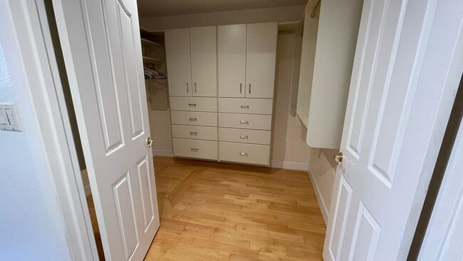 Building Photo - Martinez! Beautiful 5 bedroom 3.5 bathroom...