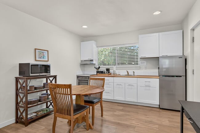 Building Photo - 1079 Bellview Ave