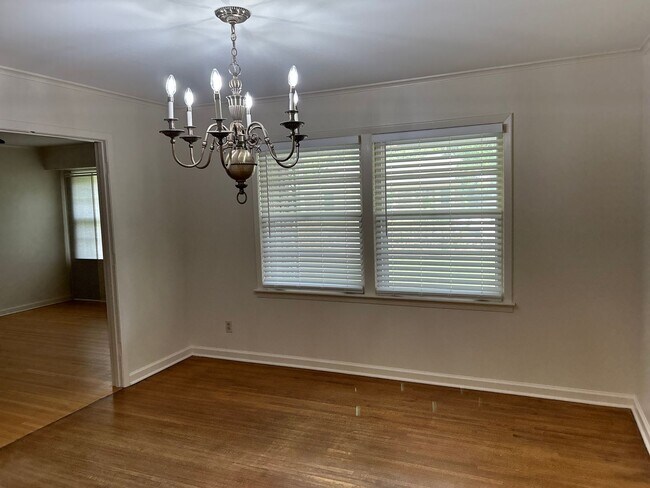 Building Photo - Great Street in East Memphis ! Renovated k...