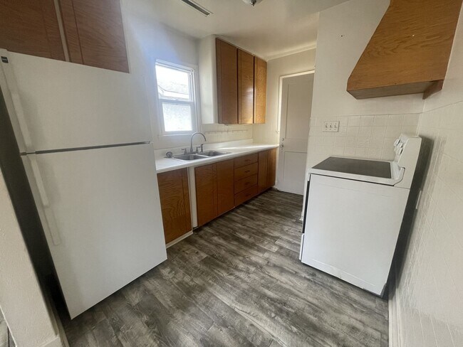 Building Photo - Two Bedroom, One and half bathroom house! ...