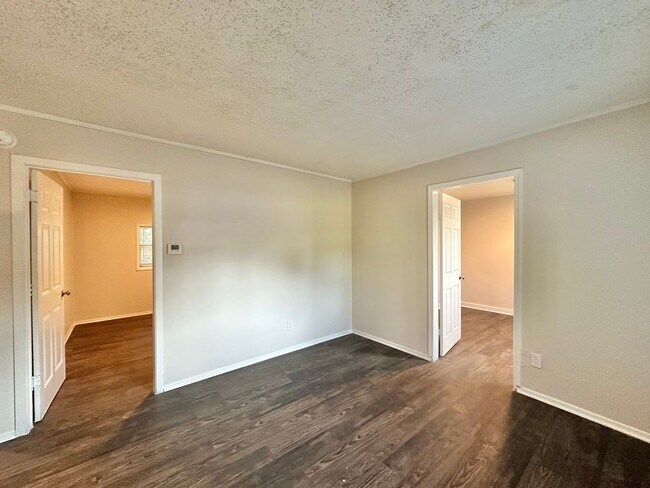 Building Photo - Available Now! 2 Bedroom, 1 Bath (Plus Bon...