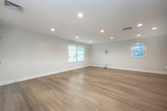 Building Photo - 241 Gainsborg Ave E