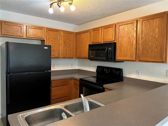 Building Photo - 12640 Somerset Oaks St