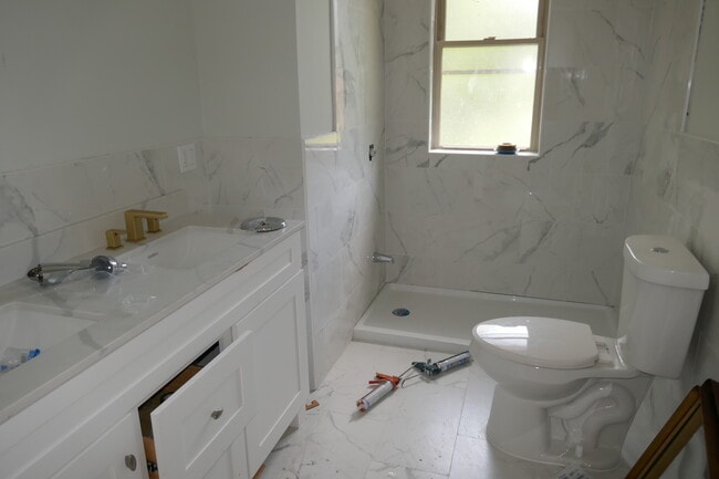 Full bathroom - 875 Lexington Ave