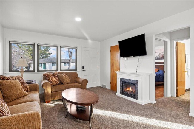 Building Photo - 1305 9th St W