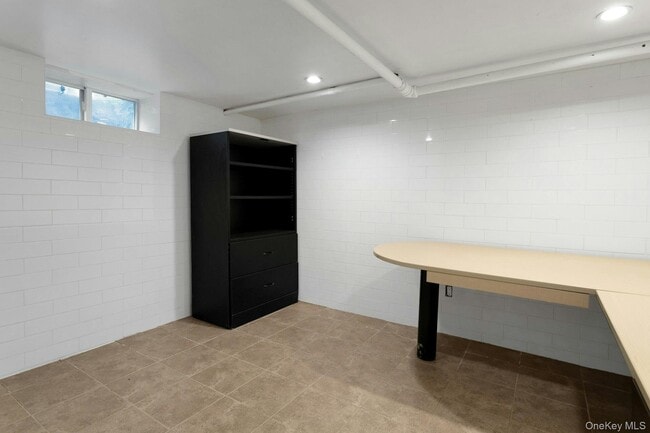 Building Photo - 164 Nelson Rd