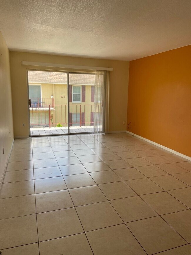 Building Photo - Two bedroom & Two bathroom Condo with balcony and laundry facilities