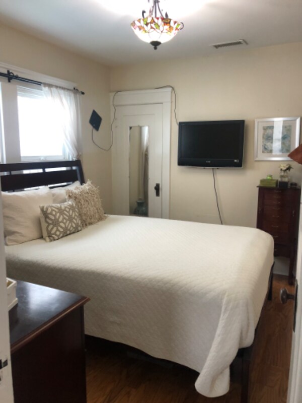 Building Photo - 102 S Balcom Ave