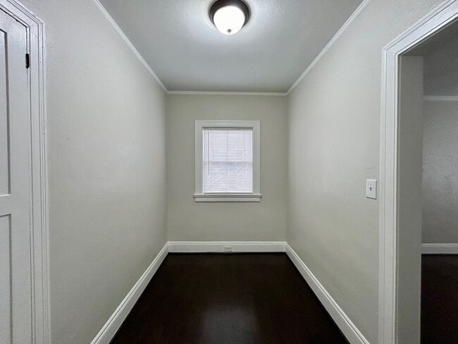 Building Photo - Adorable Upstairs 1/1 w/ Hardwoods in Small 16 Unit 1920's Complex