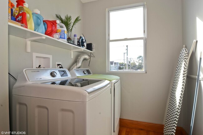 Building Photo - 3747 W Diversey Ave