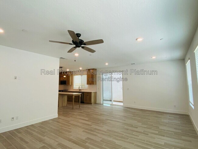 Building Photo - 2752 E Tamarind Dr