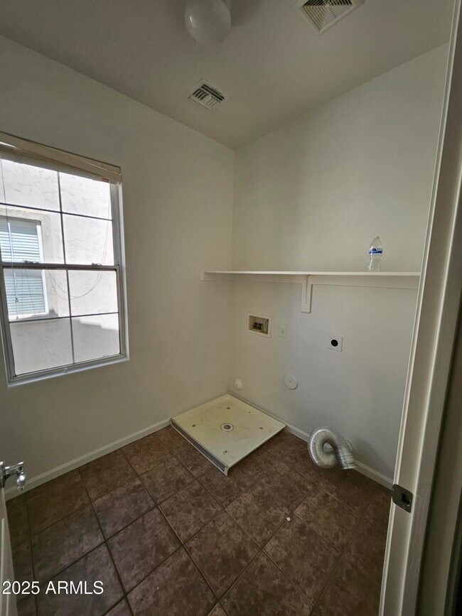 Building Photo - 2065 E Hulet Dr