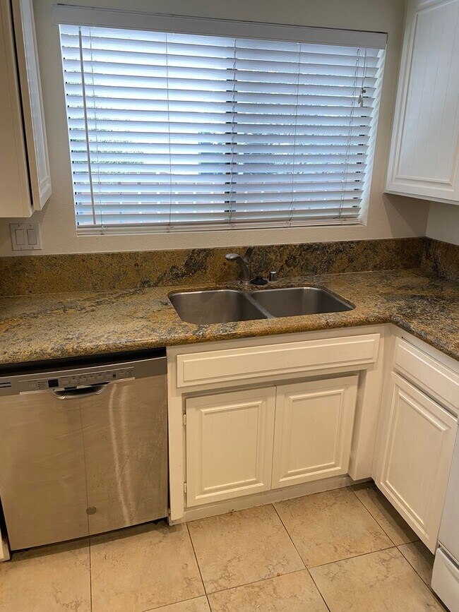Building Photo - Spacious and Renovated Santa Monica Townho...