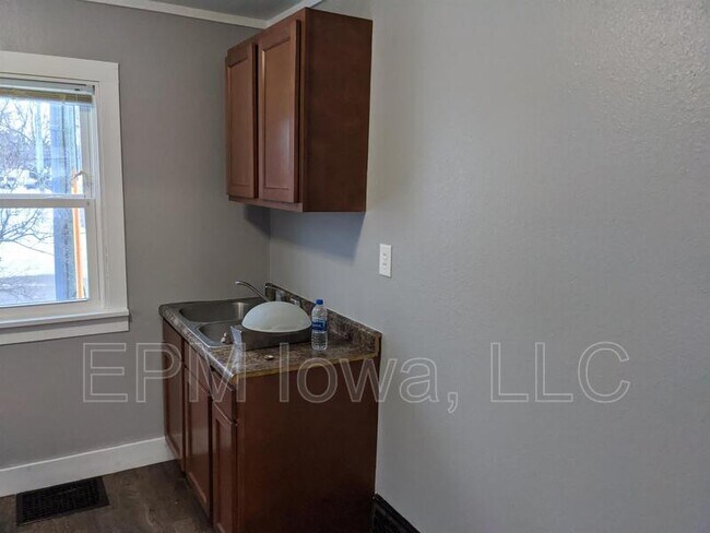 Building Photo - 609 1st St W