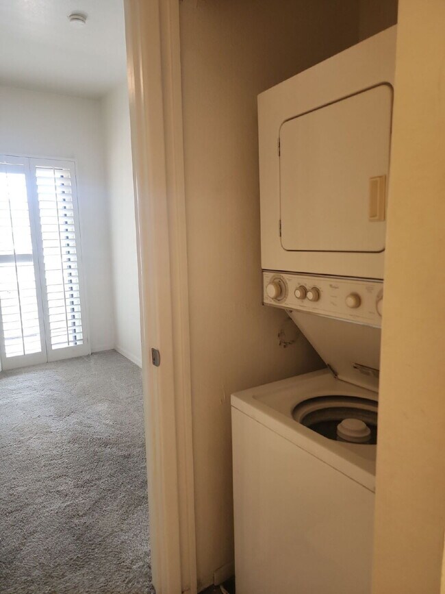 Building Photo - "Charming 2-Bed/1-bath in Phoenix with Cozy 704 Sq Ft Layout – Your Perfect Retreat in Phoenix!" ...
