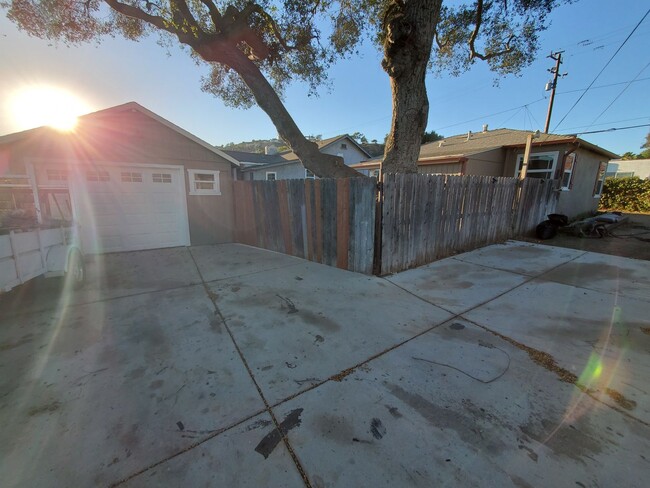 Building Photo - Remodeled 2-bedroom 1 bath plus Bonus Room...