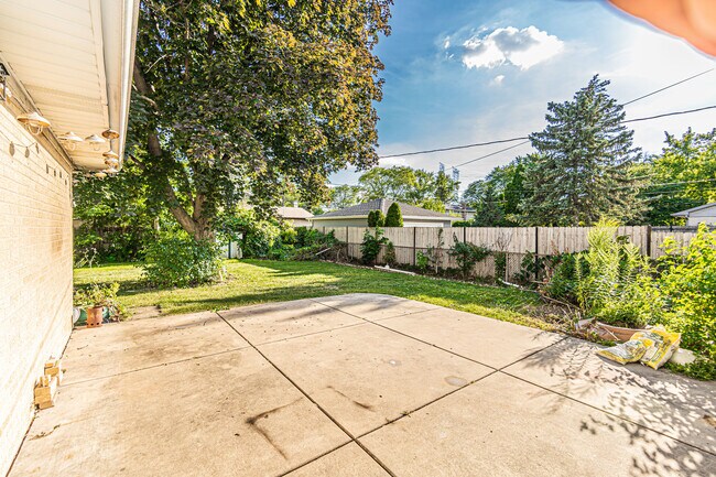 Building Photo - 1767 E Cree Ln