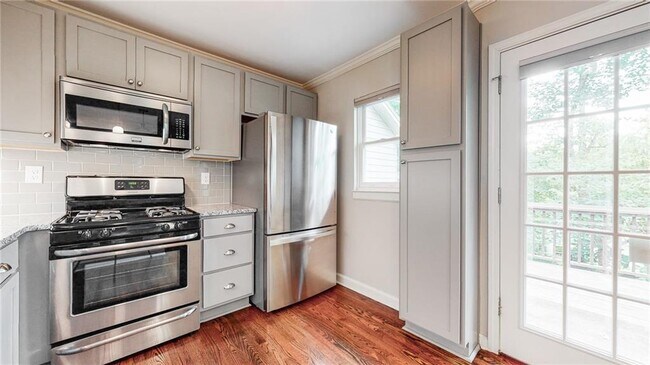 Building Photo - 2305 Vistamont Dr