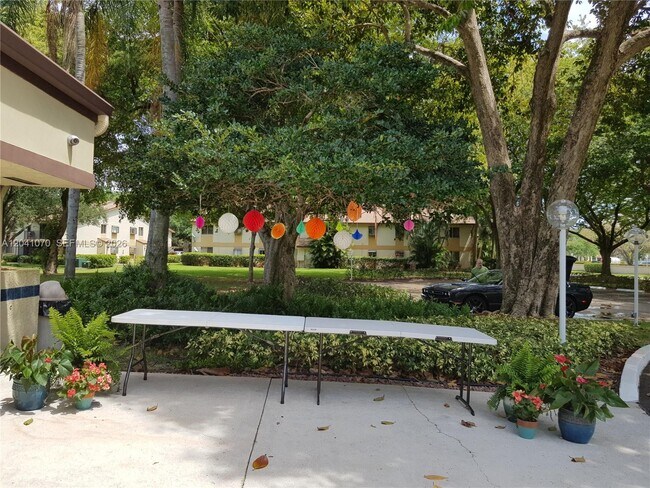 Building Photo - 703 Gardens Dr