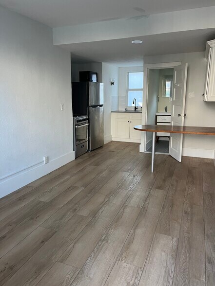 Building Photo - 416 33rd St