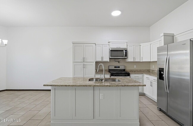 Building Photo - 13817 Summer View Ave