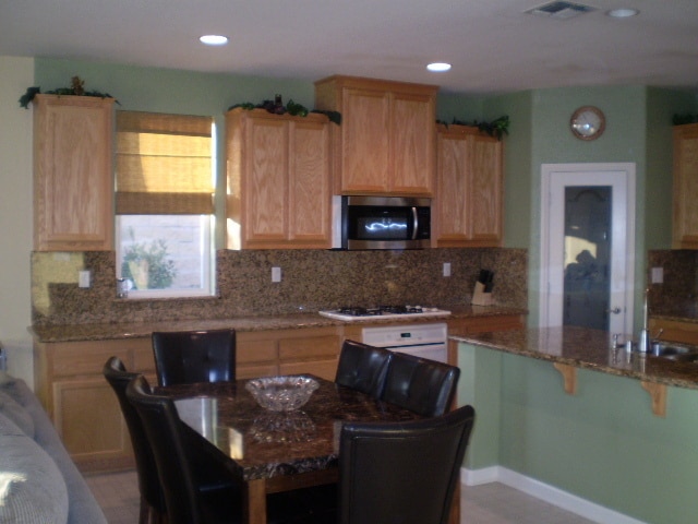 Building Photo - Beautifully Maintained and Upgraded Parkwa...