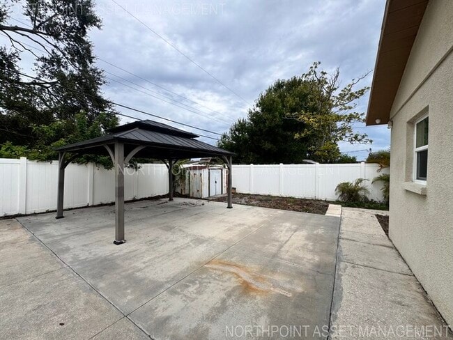 Building Photo - 2 Spacious Bedrooms and 2 Modern Bathrooms...