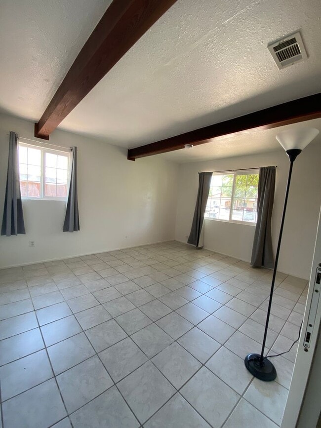 Building Photo - Nice 3 bedroom 1 bath with office Walking ...