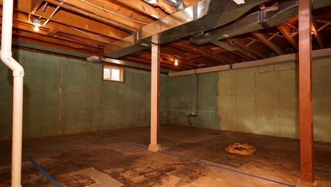 Building Photo - 2 BEDROOM | 1 BATH | WEST SIDE HOME | SING...