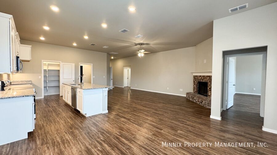 Building Photo - 2006 Kenwood Ave