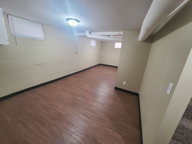 Building Photo - Extra clean and spacious home with a finis...
