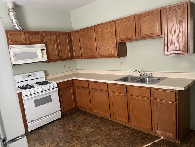 Kitchen - 1406 Shirley Dr