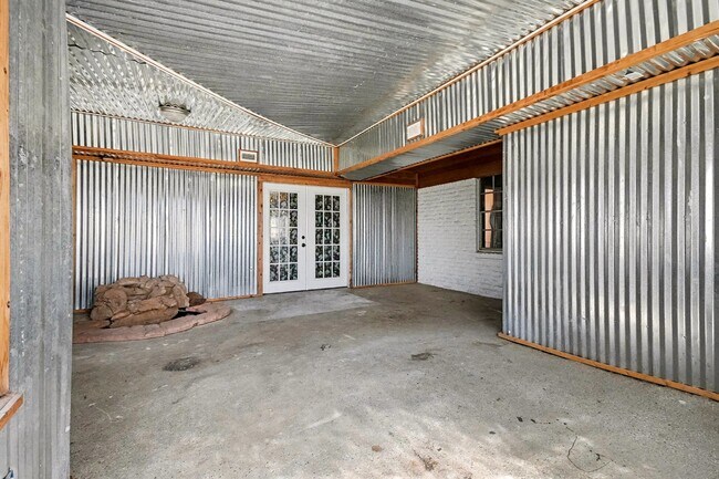 Building Photo - 5001 Glenhaven Dr