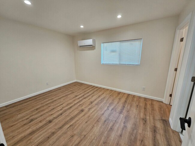 Building Photo - EE741F