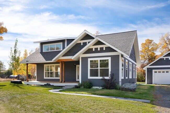 Building Photo - Beautiful and Spacious 3 Bed, 2.5 Bath Hom...