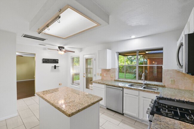 Building Photo - Freshly Painted Beauty with Spacious Outdo...