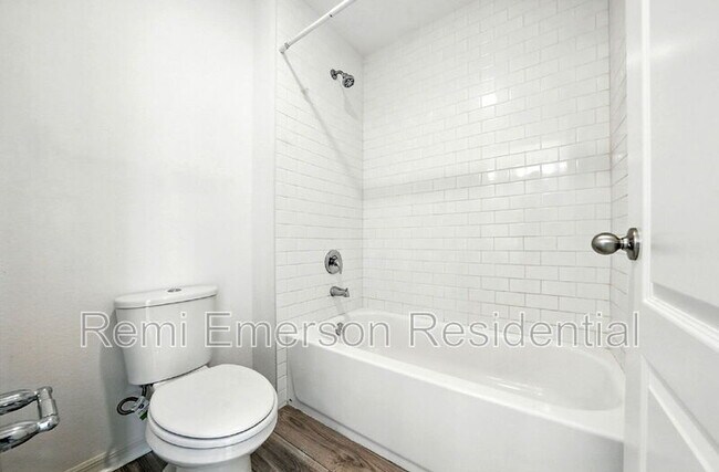 Building Photo - 700 Benoi Dr