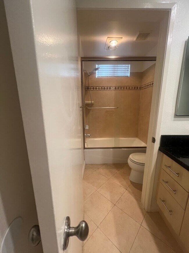 Building Photo - Spacious 2 Bedroom, 2 Bathroom, Canoga Par...